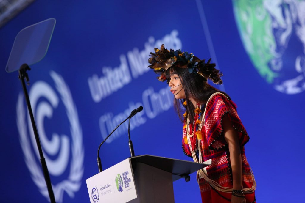 A C&uacute;pula de L&iacute;deres da COP26, em Glasgow, n&atilde;o eliminou o cen&aacute;rio de incertezas sobre a quest&atilde;o ambiental. Fpto: A brasileira, Txai Suru&iacute; reivindicou a heran&ccedil;a de seus antepassados