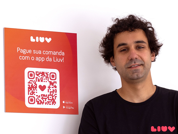 futuro dos bares e restaurantes
 foto de
Jo&atilde;o Quintela, CEO e fundador da Liuv, posando diante da marca Liuv