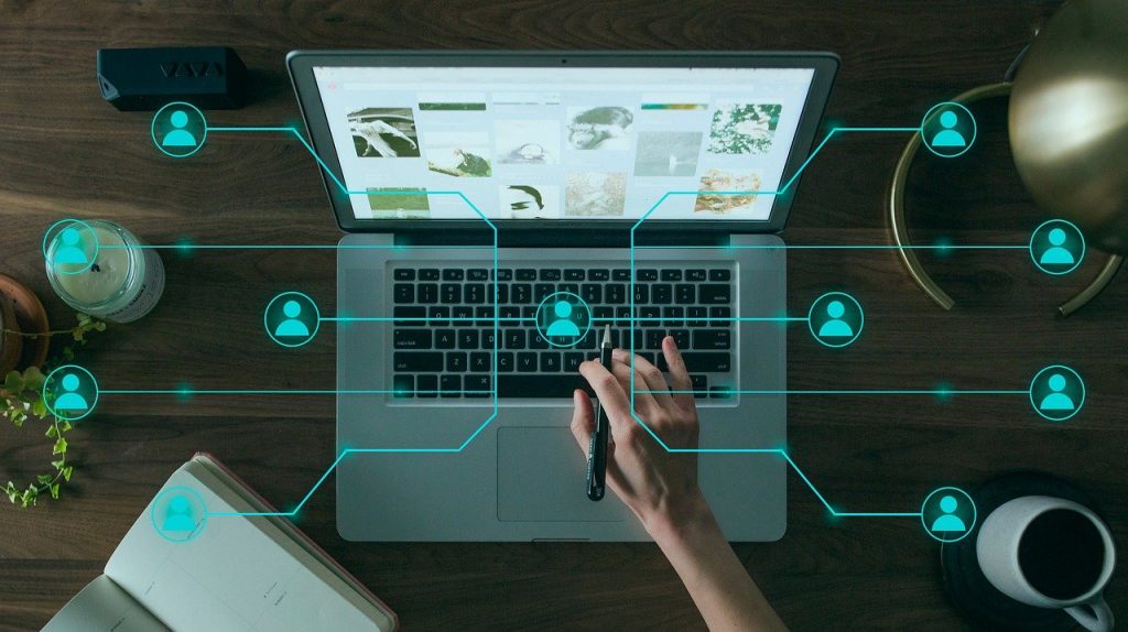 ilustracao de usu&aacute;rio de computador interagindo com redes
mat&eacute;ria sobre o futuro do varejo - imagem: Pixabay
