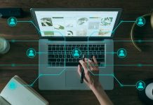 4 tendências tecnológicas da NRF 2022 aplicáveis ao futuro do varejo ilustracao de usuário de computador interagindo com redes - imagem: Pixabay
