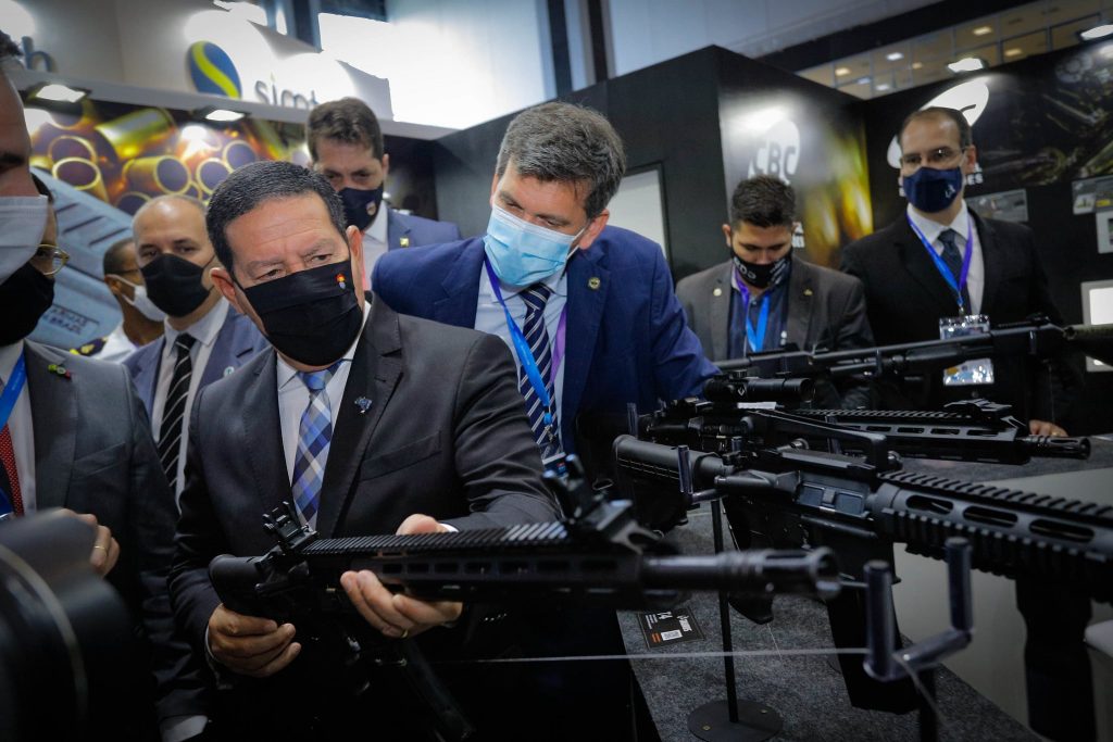 vice presidente Hamilton Mour&atilde;o e seguidores experimentam armas em evento do BID - Foto: Rom&eacute;rio Cunha/VPR