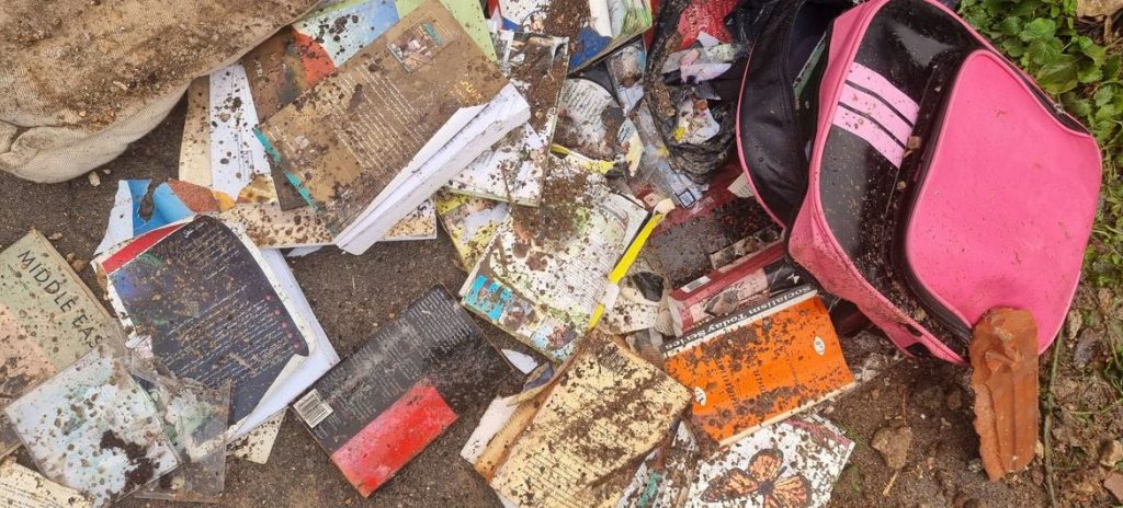 notas econ&ocirc;micas: casa destruida pelo ex&eacute;rcito de israel com destaque para uma mochila de crian&ccedil;a