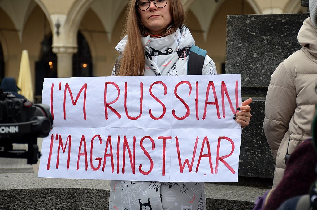 Foto: Wikimedia Commons
Contra as guerras
mulher russa segura cartaz que diz 
sou russa
sou contra a guerra