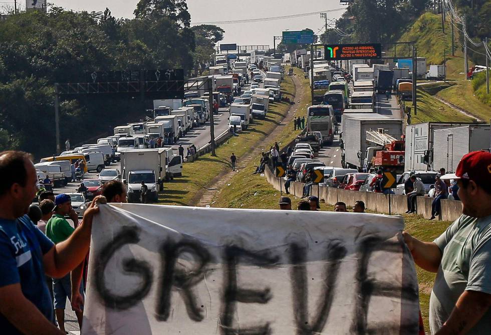Notas Econ&ocirc;micas: Caminhoneiros fecham estradas e anunciam disposi&ccedil;&atilde;o para greve. foto: Jornalistas Livres