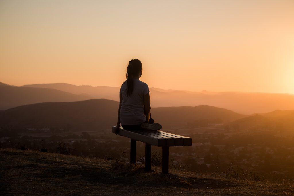 mat&eacute;ria pensamos no futuro. s&oacute; n&atilde;o temos consci&ecirc;ncia disso
mulher contempla o horizonte em um final de tarde
