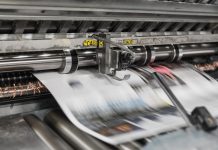 Abraço de afogados: como a queda da credibilidade da mídia afeta o futuro do jornalista