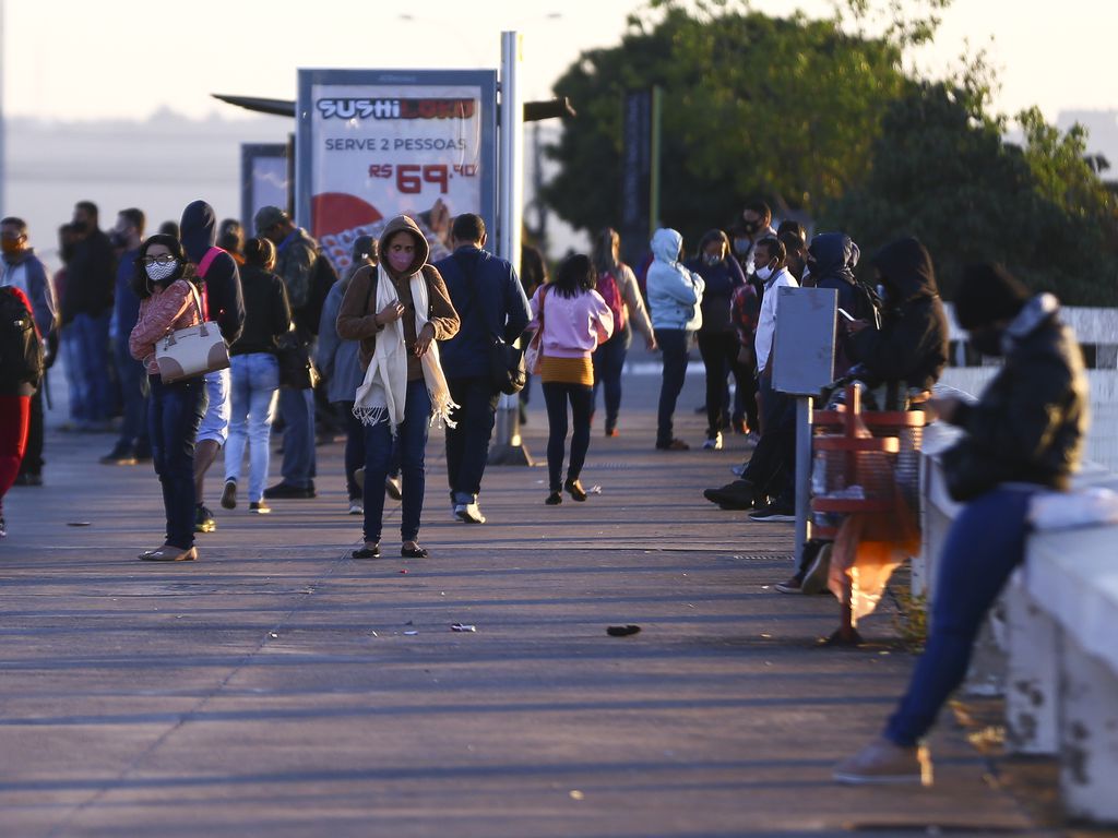 Pessoas fortemente agasalhadas na rua por causa do frio - Marcelo Carmargos - Ag&ecirc;ncia Brasil