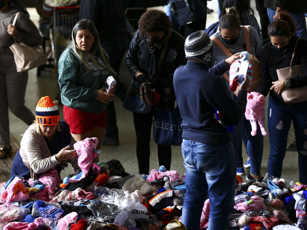grupo de pessoas escolhe pe&ccedil;as de roupa de frio em Bras&iacute;lia - foto Marcelo Camargo / agencia brasil