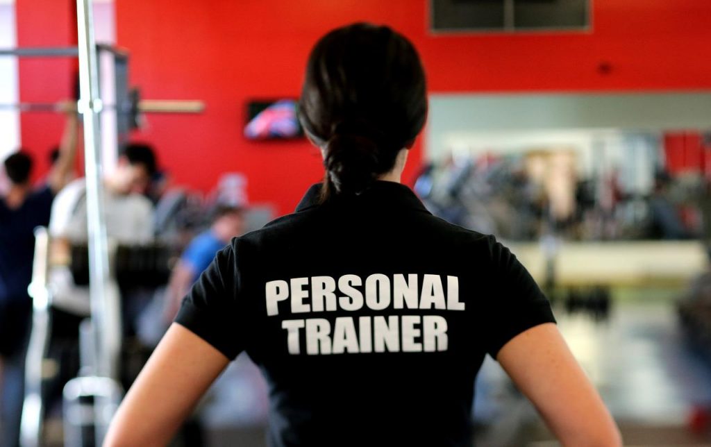 Foto: pixabay - Personal trainer de costas para a imagem acompanha exerc&iacute;cios de alunos