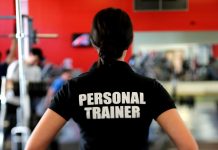 O futuro da educação física: o que é importante saber Foto: pixabay - Personal trainer de costas para a imagem acompanha exercícios de alunos