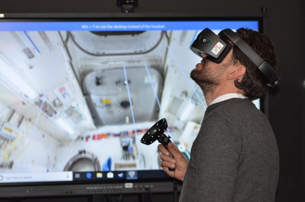 homem em ambiente futurista simula uso de realidade virtual - foto: unsplash.com