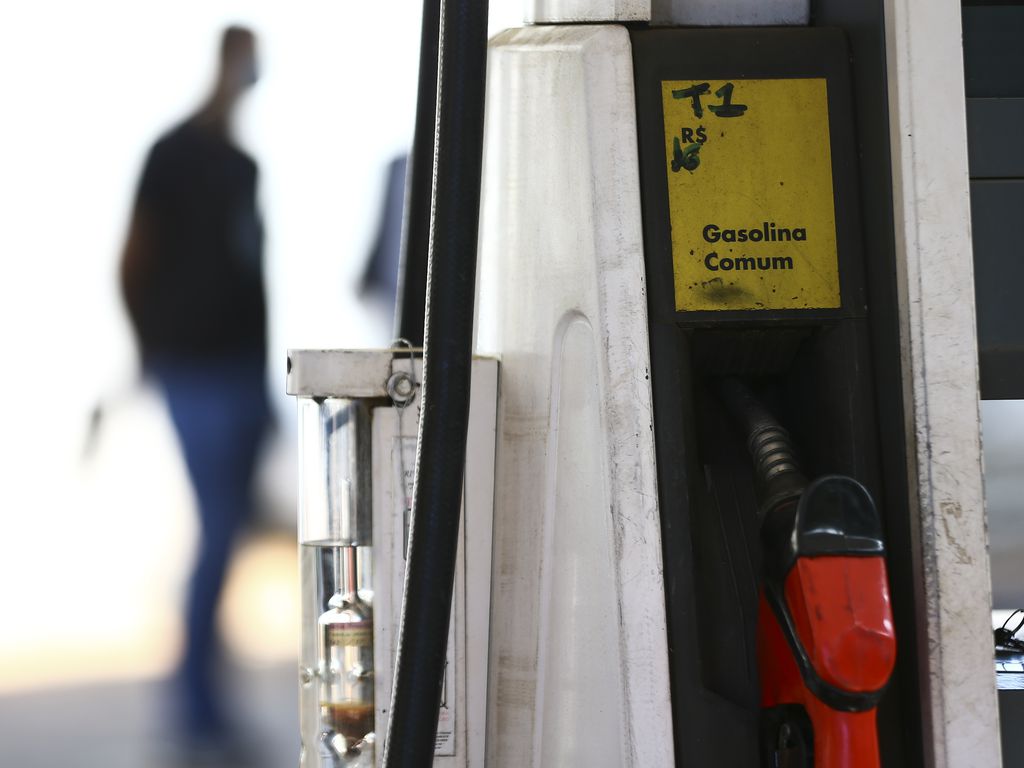 Confira nas Notas Econ&ocirc;micas os destaques das not&iacute;cias entre 13 e 17 de junho de 2022, da coleta de informa&ccedil;&otilde;es produzida pelo economista Paulo Roberto Bretas
Foto: detalhe de bomba de abastecimento de combust&iacute;vel, com vulto masculino ao fundo