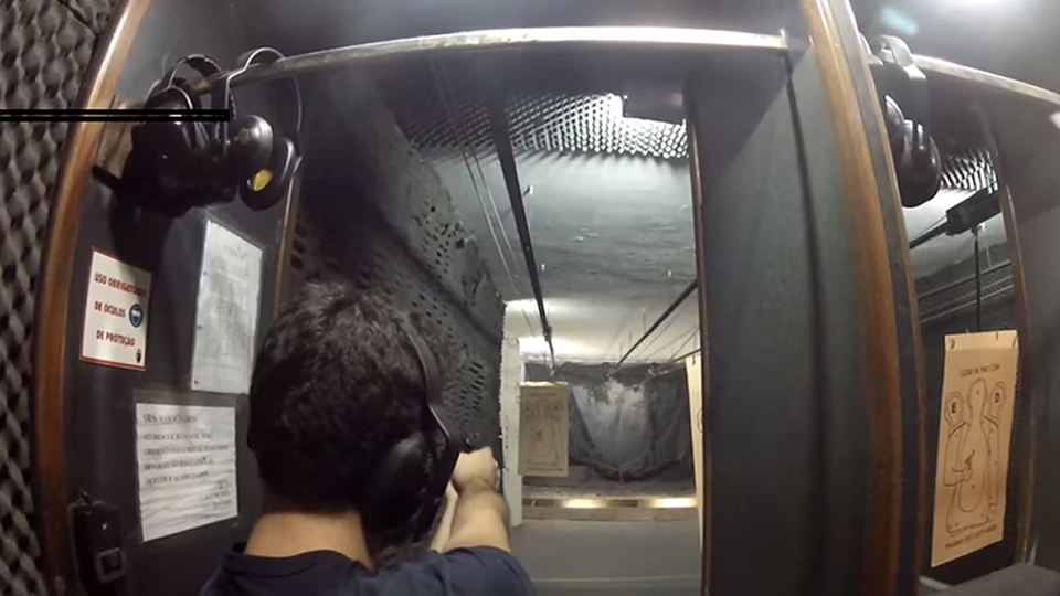 flexibiliza&ccedil;&atilde;o do uso de armas: homem simula treino de tiro