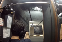 Flexibilização das armas: por que também há policiais preocupados homem treina em estande de tiro