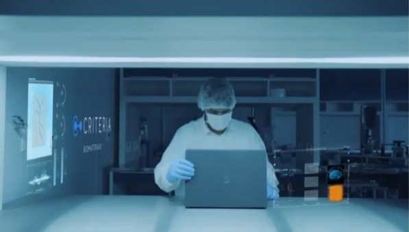 Homem trabalha em balc&atilde;o de pesquisas de biomateriais em laborat&oacute;rio da Crit&eacute;ria - foto: divulga&ccedil;&atilde;o
