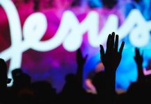 Como jovens avaliam a religião em diferentes partes do mundo Foto: fieis em igreja com mãos levantadas com destaque para a palavra jesusPhoto by Matt Botsford on Unsplash