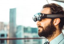 Futuro do jornalismo: o impacto das redes 5G Homem usa óculos de realidade virtual - Photo by My name is Yanick on Unsplash
