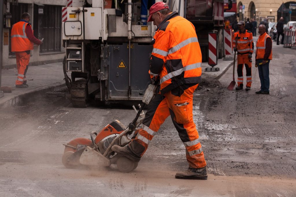 Foto: trabalhador prepara terreno para aplica&ccedil;&atilde;o de asfalto: a engenharia vai ser obrigada a buscar novos padr&otilde;es para a constru&ccedil;&atilde;o civil - Image by Stefan Schweihofer from Pixabay