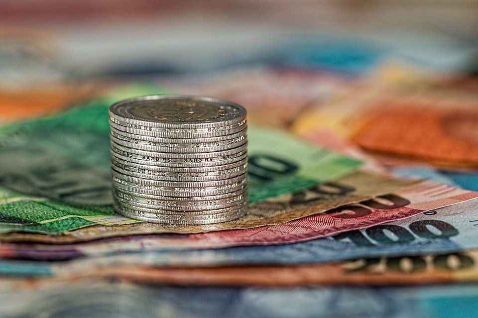 Imagem mostra homem contando notas de dinheiro. Foto: Pixabay