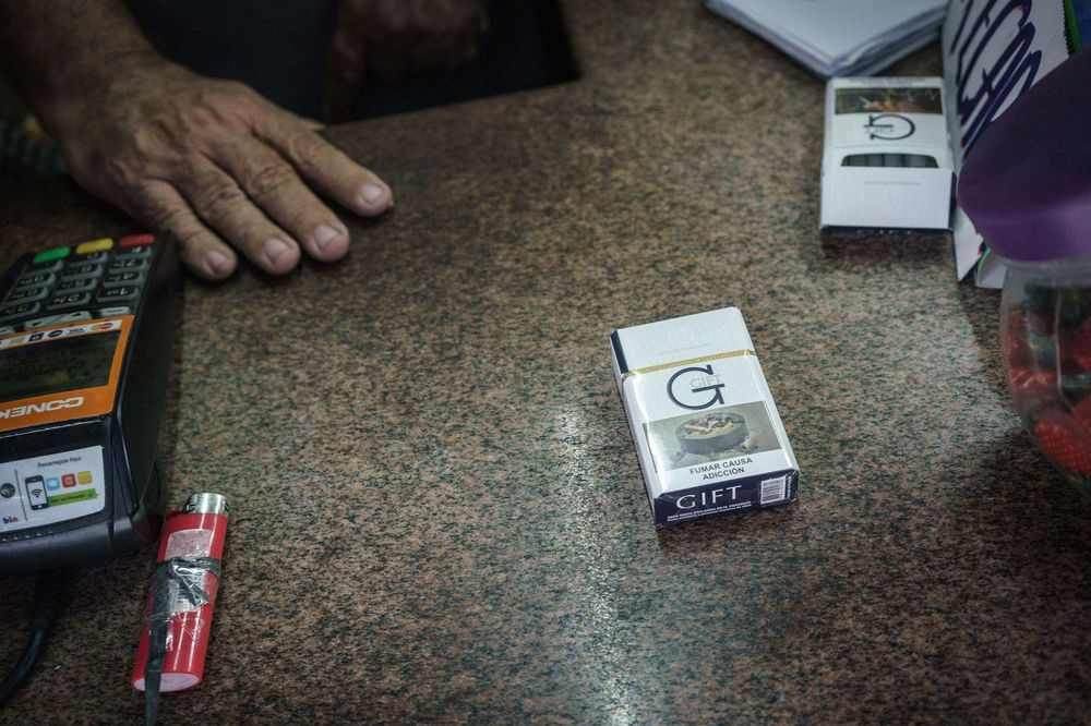 Os cigarros de presente encurralaram o mercado de tabaco contrabandeado em Itaboraí. Fotografia: EVGENY MAKAROV / BLOOMBERG
