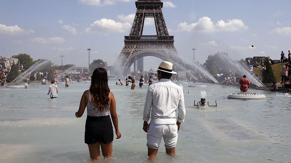 As cidades estão se preparando para enfrentar as elevadas temperaturas. Paris e Lyon restringiram o trânsito, numa tentativa de reduzir os efeitos da poluição.