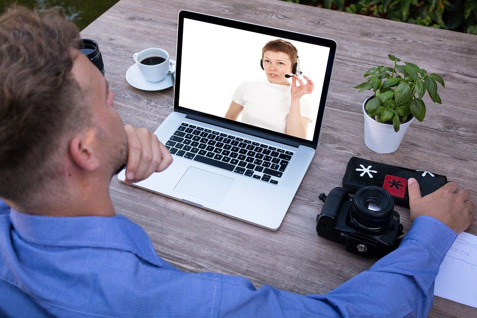 O contato pessoal não precisa ser mais presencial e isso já não é mais novidade. A videoconferência revolucionou nossa vida e isso é fato já conhecido. Foto: Pixabay
