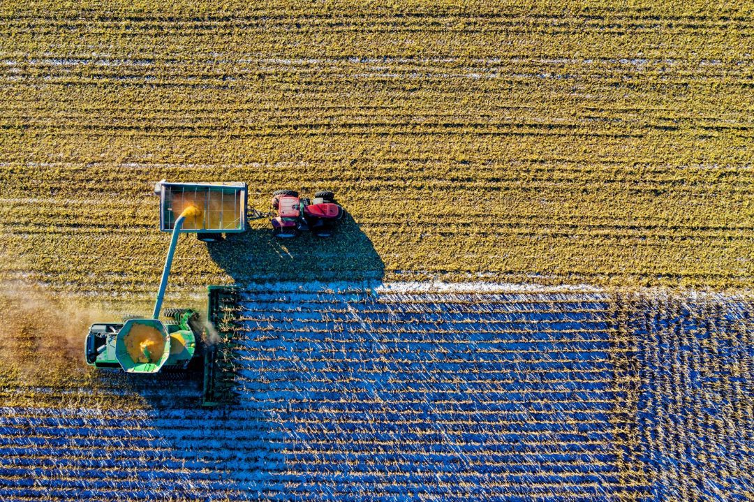 Foto aérea de tratores realizando colheita em propriedade rural.. Foto por Tom Fisk em Pexels.com