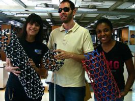 Lídia Andrade, Felipe Reis e Polyane Reis com modelos tridimensionais das estruturas nanométricas. Foto: acervo UFMG