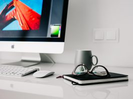Foto ilustrativa: detalhe de computador, mouse, caderno e café, sinalizando interação entre pessoas por via digital Foto: Pixabay