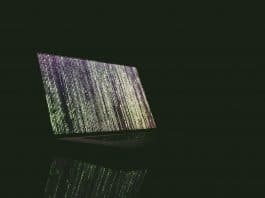 tela de computador em fundo escuro, simulando processo de programação - foto pixabay