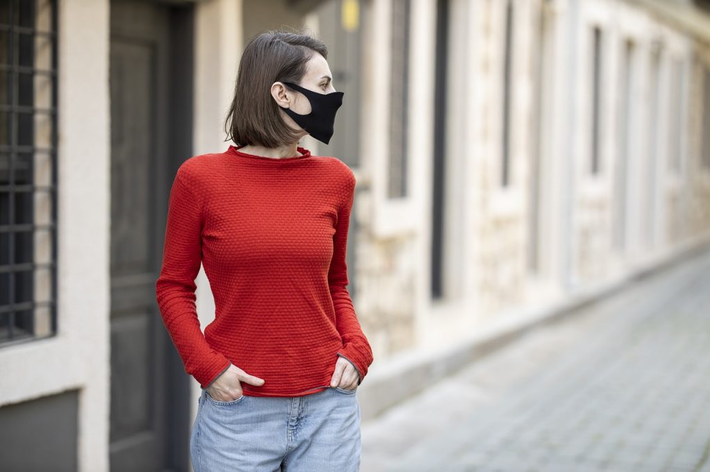 mulher com mascara em passeio público. foto pixabay