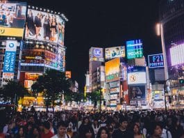 Foto da cidade de Shibuya, na China, com multidão de pessoas. Foto: Pixabay