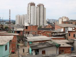 contraste de cidade brasileira: cenário entre riqueza e pobreza de moradias