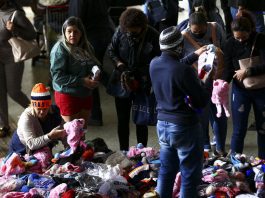 grupo de pessoas escolhe peças de roupa de frio em Brasília - foto Marcelo Camargo / agencia brasil