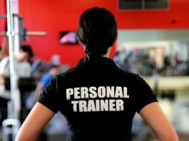 Foto: pixabay - Personal trainer de costas para a imagem acompanha exercícios de alunos