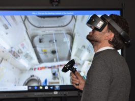 homem em ambiente futurista simula uso de realidade virtual - foto: unsplash.com