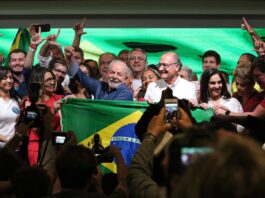 Apoiadores comemoram com Lula a vitória na eleição para presidente Foto: Rovena Rosa/Agência Brasil