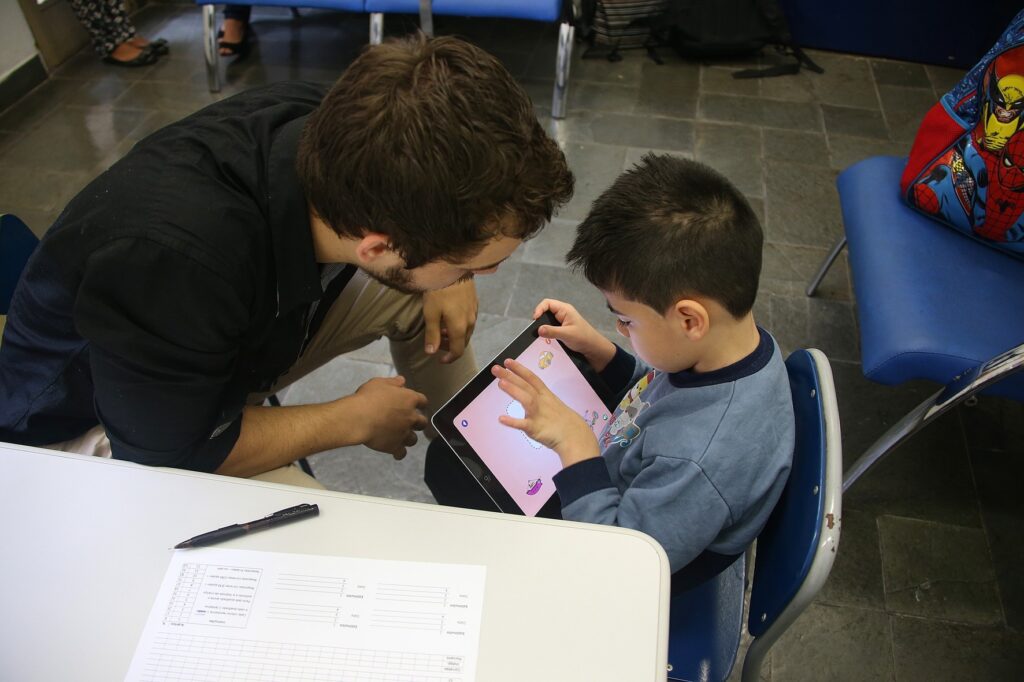 Detalhe de criança com autismo passando por atendimento com psicólogo no Instituto de Psicologia (IP). Foto: Marcos Santos/USP Imagens