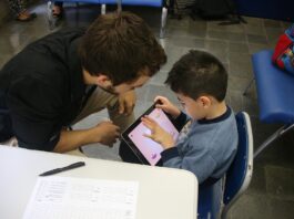 Detalhe de criança com autismo passando por atendimento com psicólogo no Instituto de Psicologia (IP). Foto: Marcos Santos/USP Imagens