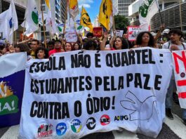 professores e estudantes fazem protesto publico com faixa onde se lê que escola não é quartel Foto: Roberto Parizotti