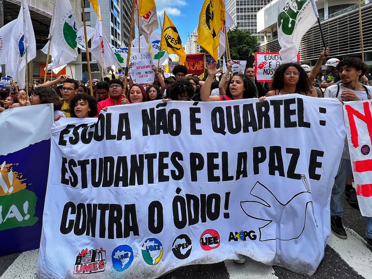 estudantes contra o odio - fotos publicas professores e estudantes fazem protesto publico com faixa onde se lê que escola não é quartel Foto: Roberto Parizotti