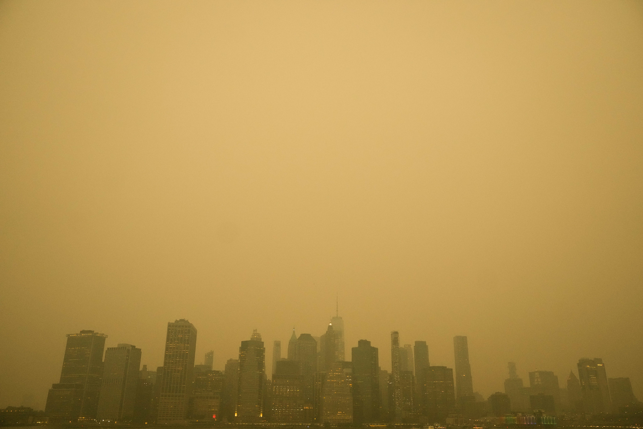 grandes incendios no canada chegam a nova york - foto - mike Groll A fumaça de grandes incêndios no Canadá chega à cidade de Nova York na terça-feira, 6 de junho de 2023. 7 de junho de 2023 – Nova York, NY – Times Square está envolto em fumaça de incêndios florestais no Canadá, na cidade de Nova York. (Mike Groll/Gabinete do Governador Kathy Hochul)