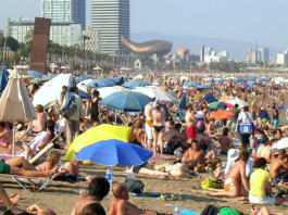 praia lotada de banhistas em barcelona, na espanha - foto: wikimedia