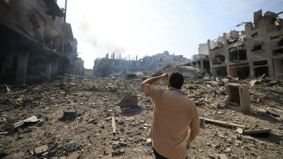 destruicao em gaza1 foto revista forum raphael Sanz Foto de Raphael Sanz, publicada no site revista Fórum, mostra homem diante do cenário de destruição.