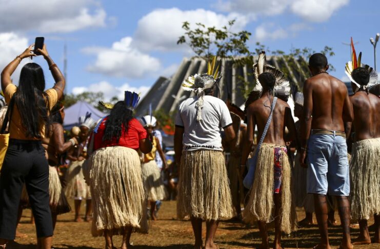 Direitos Humanos Mobilização indígena em Brasília vai pressionar contra marco temporal Acampamento Terra Livre deste ano deve ser o maior da história - foto: Marcelo Camargo - EBC - Agência Brasil