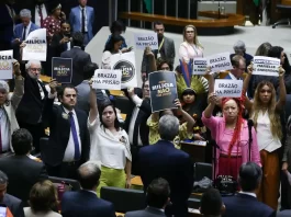 Sessão da Câmara que confirmou a prisão preventiva do deputado, Chiquinho Brazão. Deputados comemoram a votação. Foto Lula Marques/ Agência Brasil