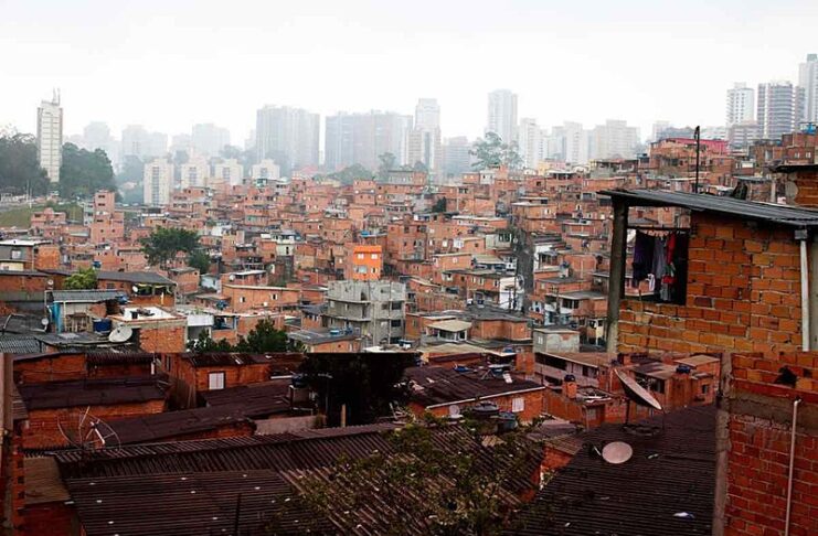Foto sobre a disparidade entre favela em destaque e prédios ao fundo - foto Rovena Rosa - Agência Brasil