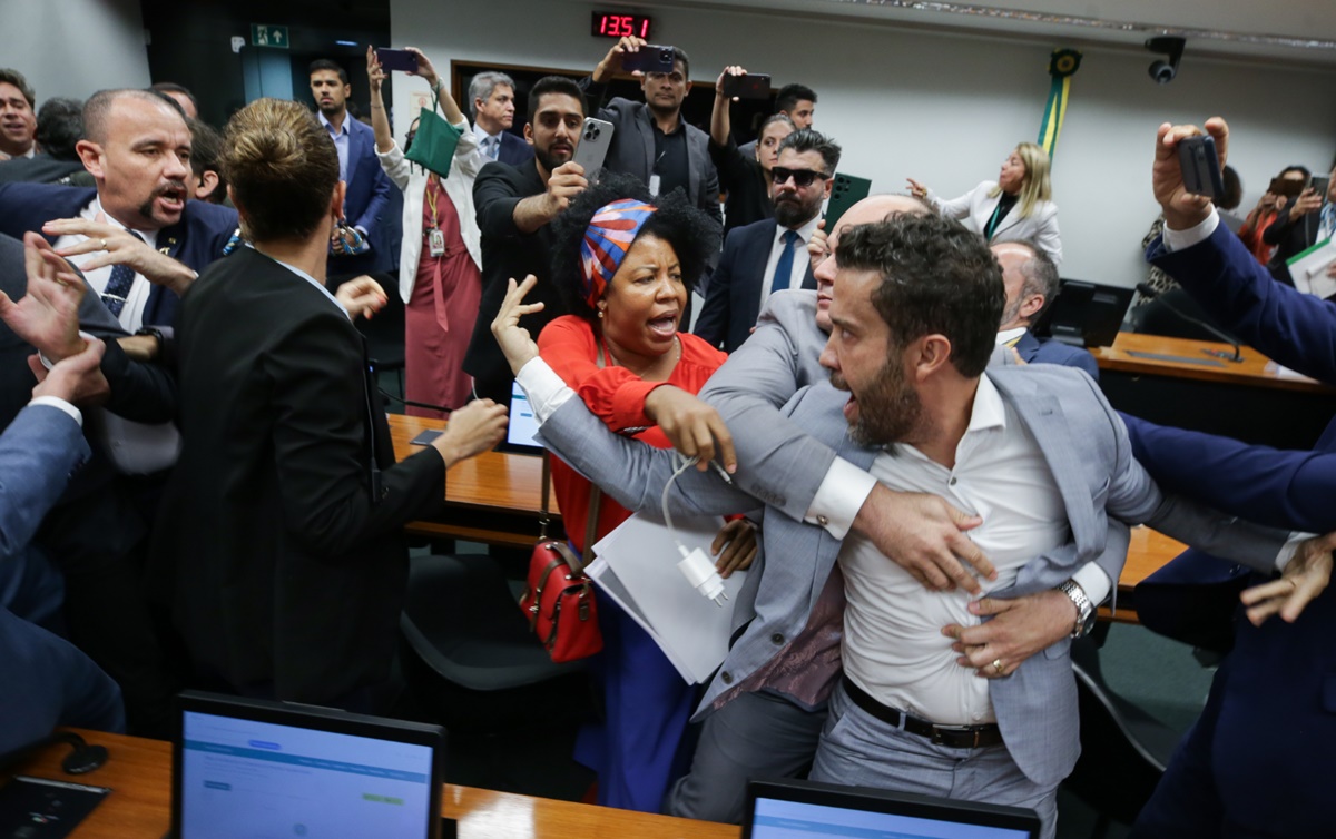 janones-extrema direita provoca o caos - foto rede brasil atual Clima pesado no Congresso não é acaso. Há método. Foto: Lula Marques / Agência Brasil