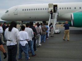 Deportados são embarcados em avião na primeira ação do governo Trump - foto: brasil de fato