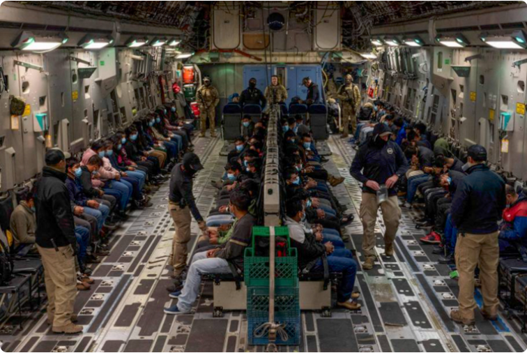 O segundo voo com brasileiros deportados pelos Estados Unidos chegou na noite de sábado (8) ao Aeroporto Internacional de Belo Horizonte, em Confins. Antes de chegar ao Brasil, o voo fez escala técnica em Porto Rico. A primeira parada em território nacional foi em Fortaleza. Foto: divulgação